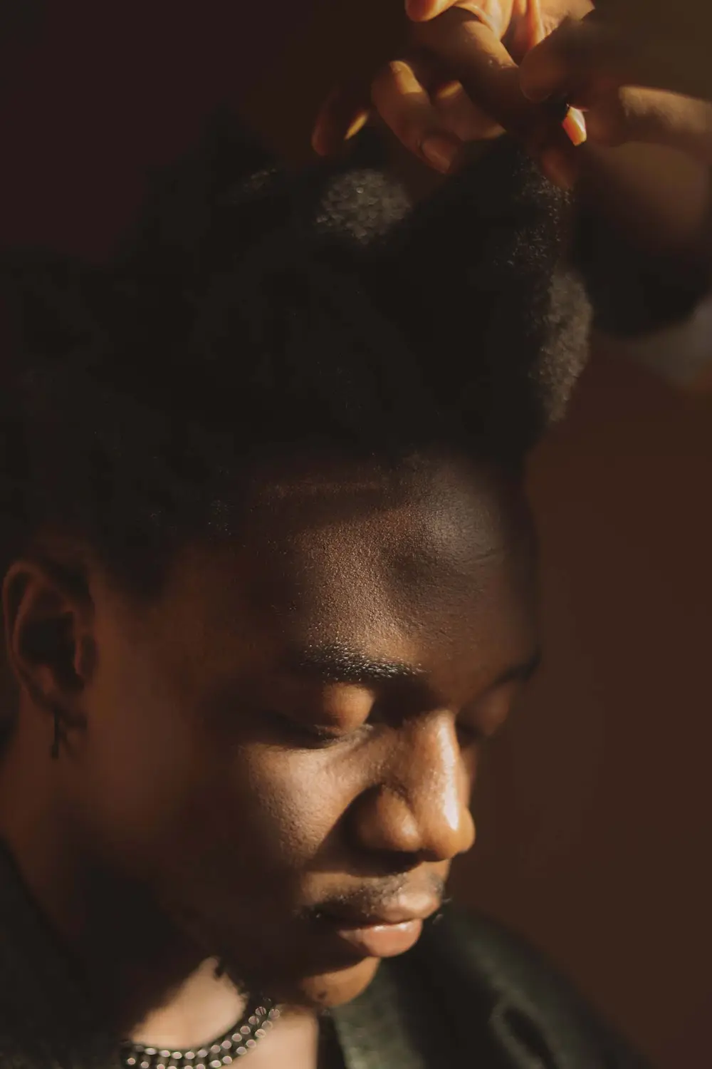 Gros plan d’un homme pendant une coiffure.