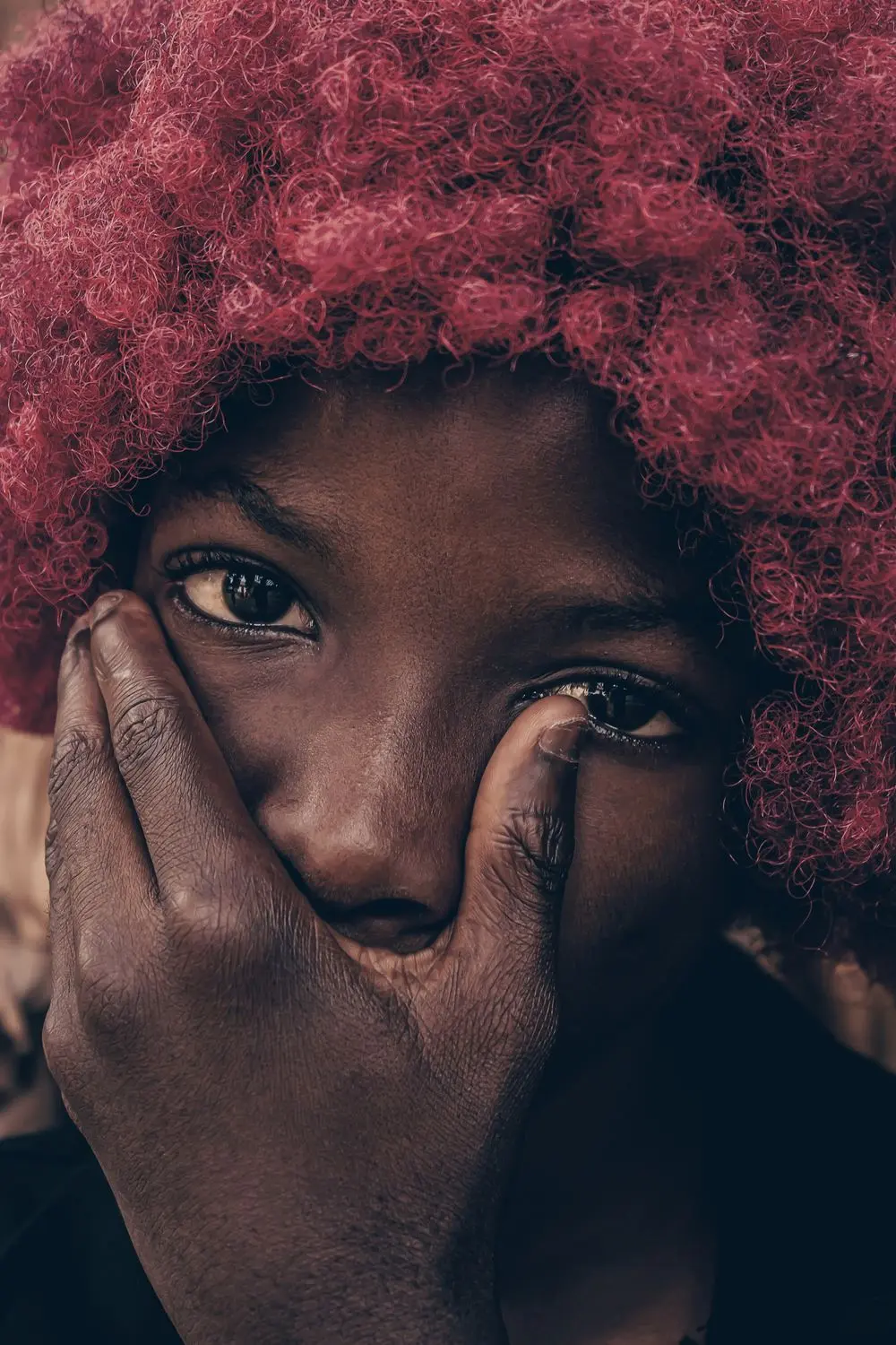 Pose de couleur sur des cheveux bouclés.