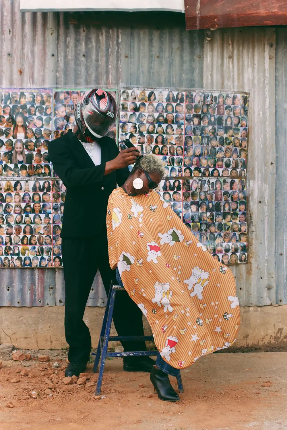 Un barbier coupe les cheveux d’un client.