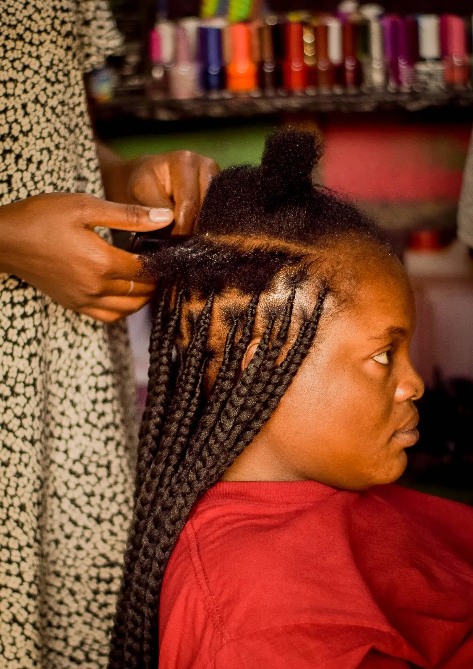 Tresses en cours dans un salon de coiffure.