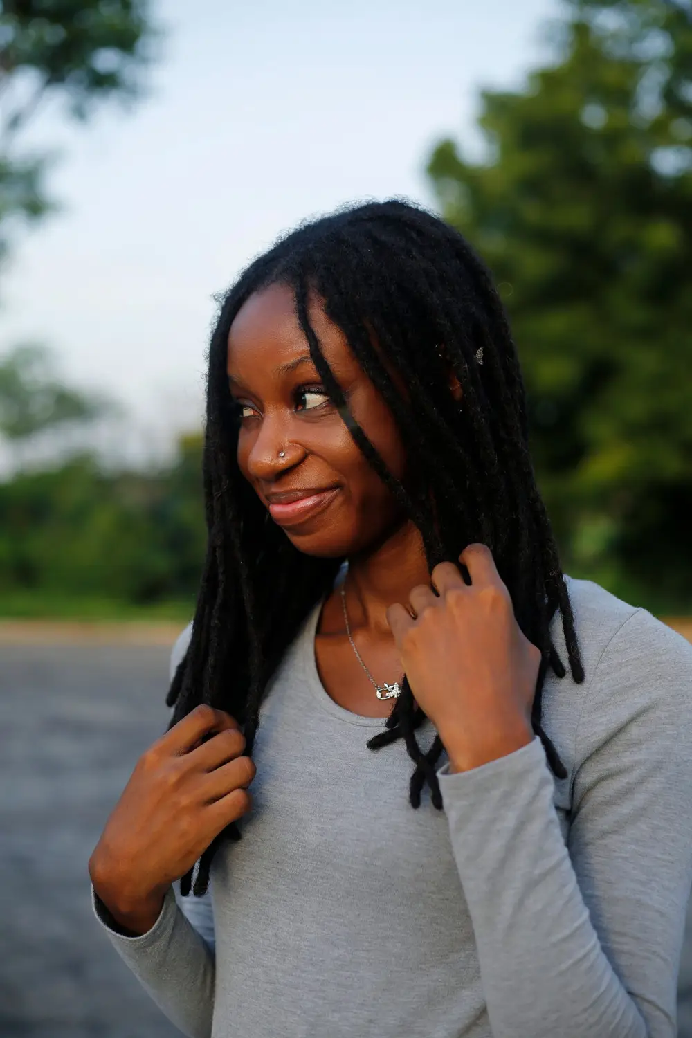 Femme aux locs, en extérieur à Abuja.