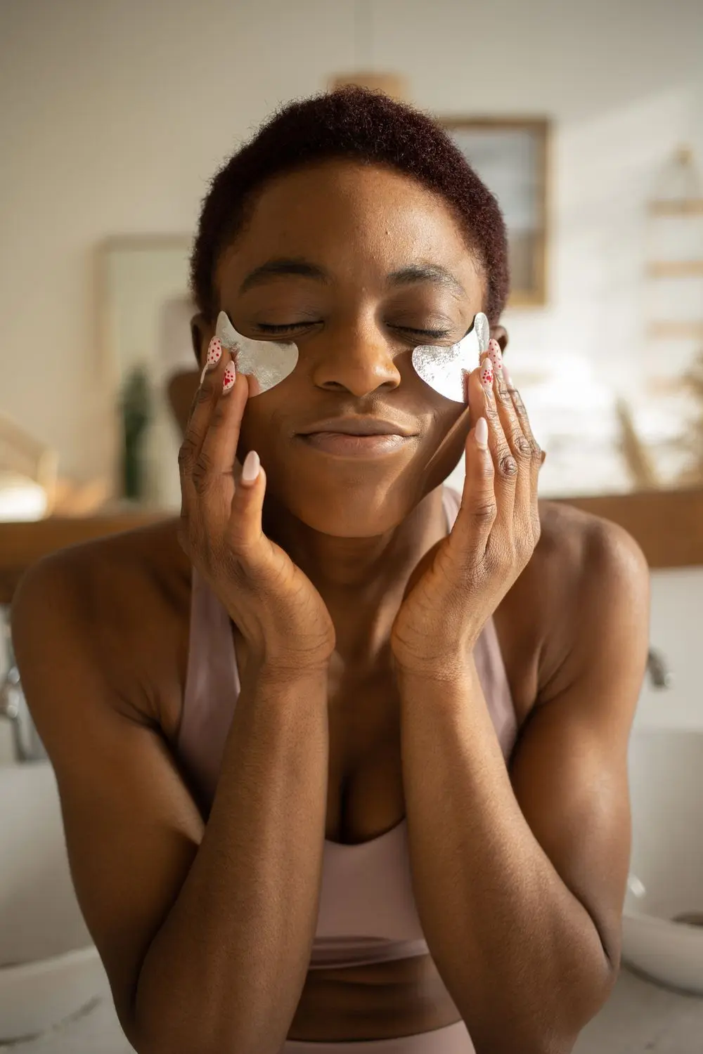 Soin du visage, avec des patchs sous les yeux et des tresses.